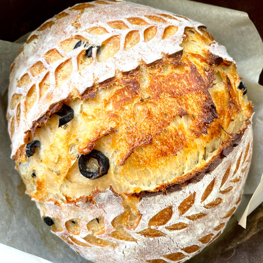 Sauerteigbrot mit Parmesan, Oliven und Rosmarin