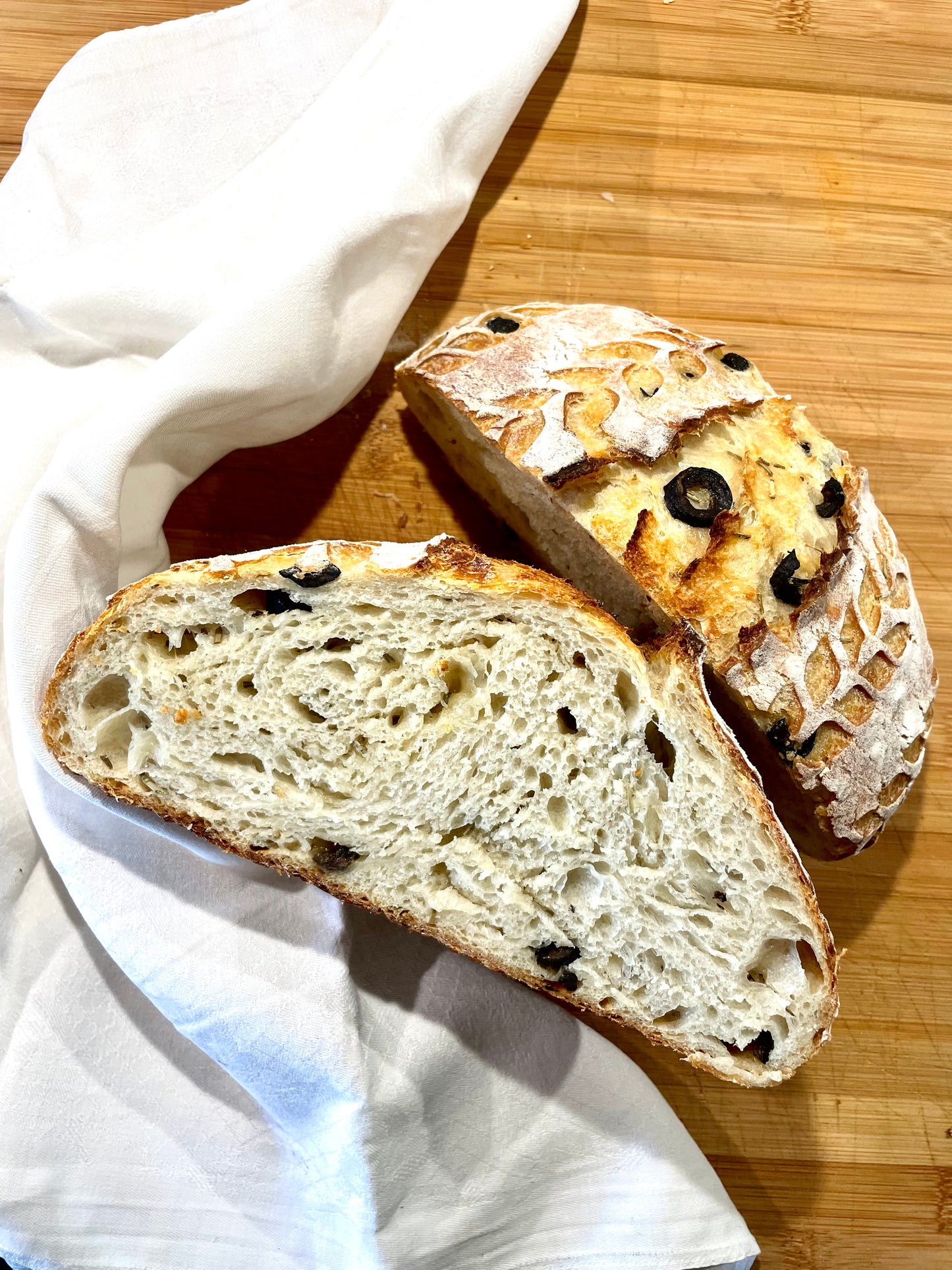 Sauerteigbrot mit Parmesan, Oliven und Rosmarin